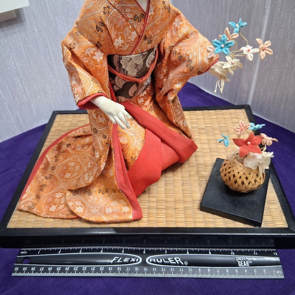 Vintage Japanese Geisha Nishi Doll Oyama Tatami Mat & Flowers - Picture 16 of 16